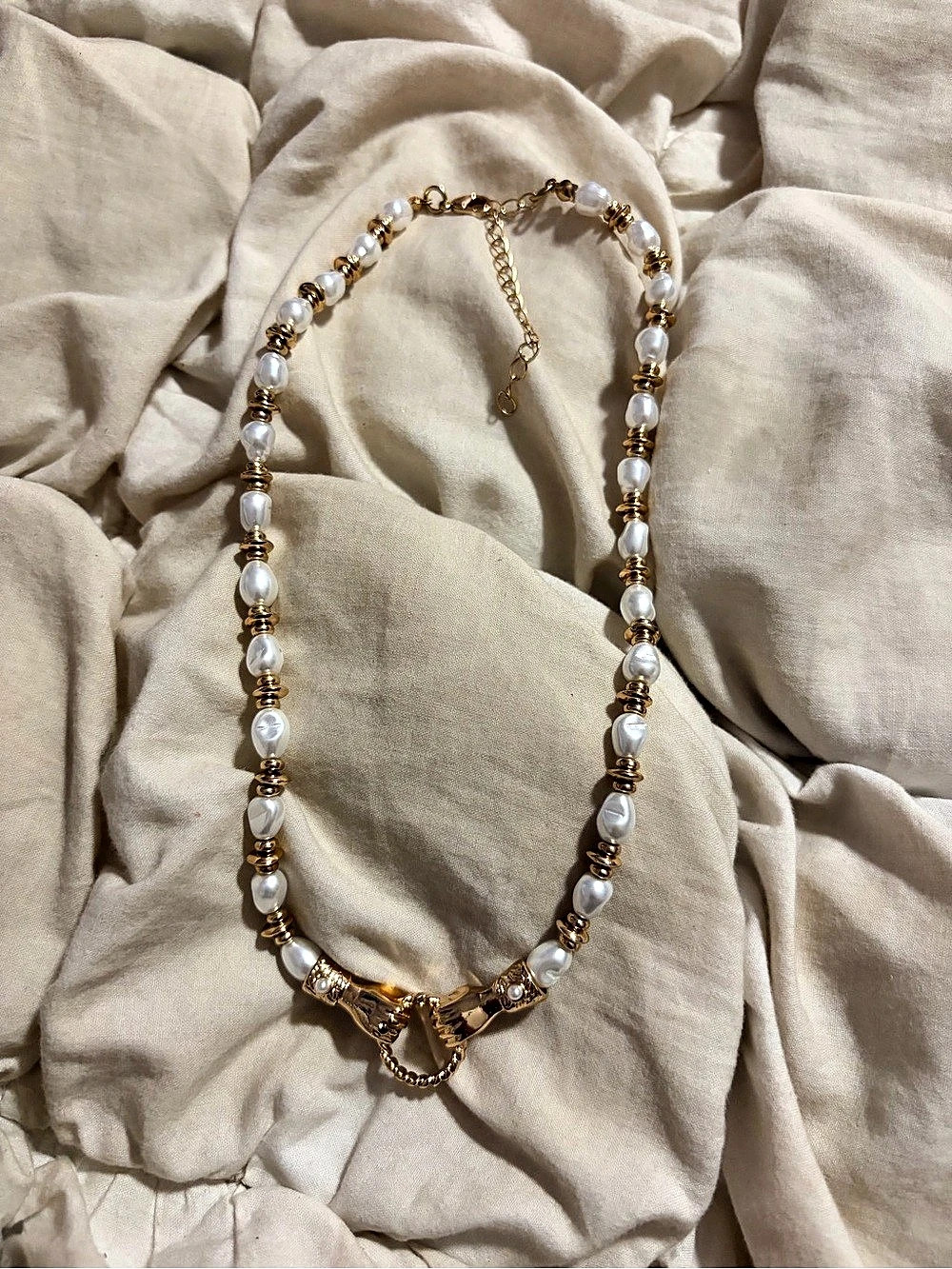 Pearl Necklace in White & Gold Like New